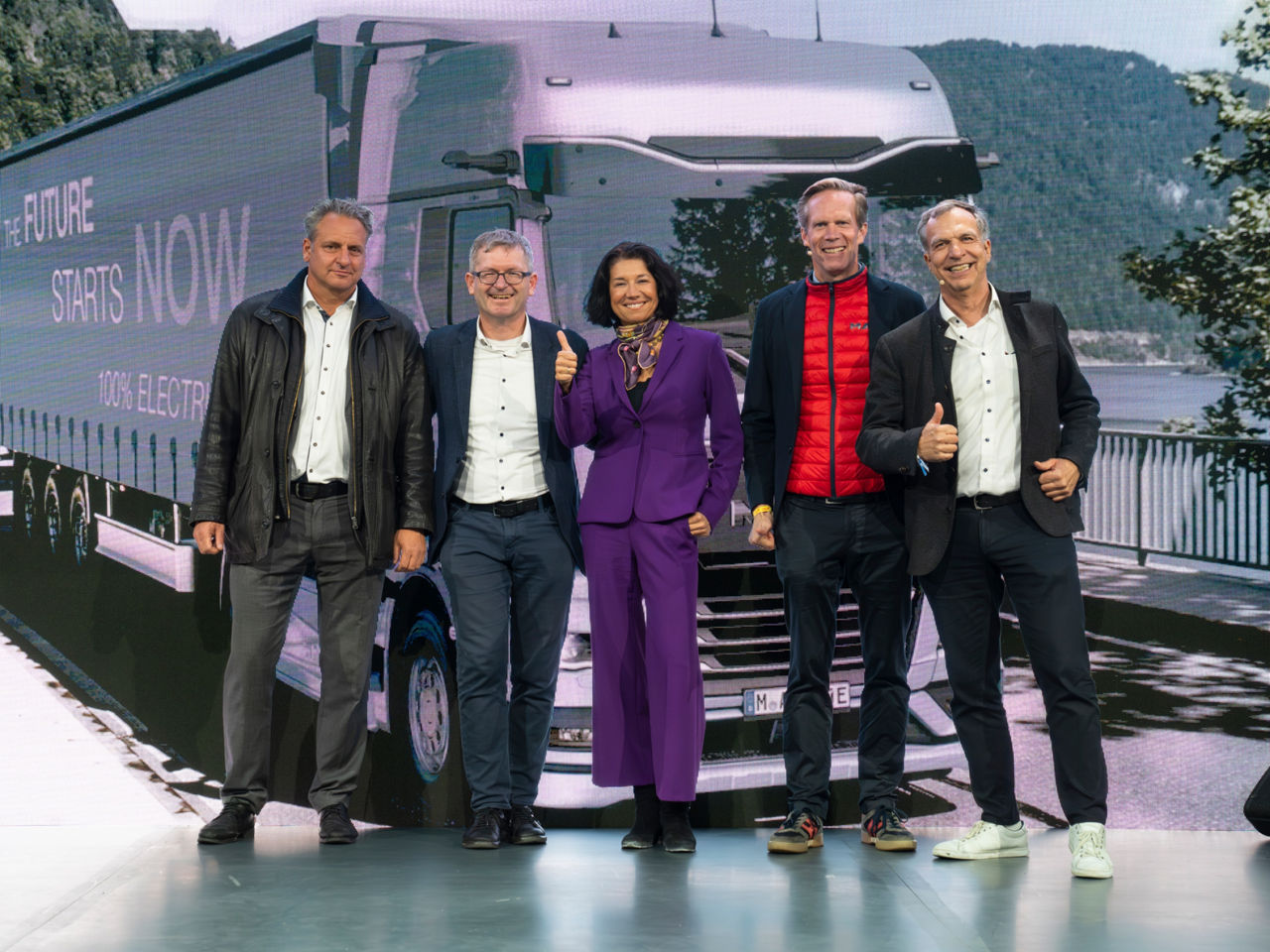 Beaming faces at the signing of the agreement at IAA Mobility in Munich (from left to right): Dr Alexander Keßel (Head of Logistics & Digitalisation, MAN Truck & Bus), Prof. Dr Helmut Schönenberger (Founder & CEO, UnternehmerTUM), Dr Sandra Bogdanovic (Technical University of Munich, President's Representative for Philanthropy and Engagement), Dr Frederik Zohm (Member of the Executive Board for Research & Development, MAN Truck & Bus), Dr Philipp Gerbert (CEO, TUM Venture Labs).